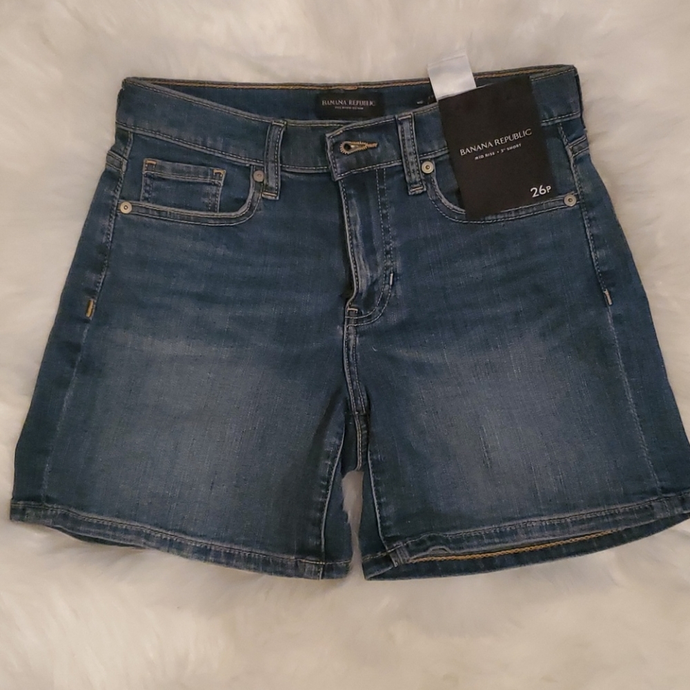 Mid-Rise, 3" short.  Banana Republic